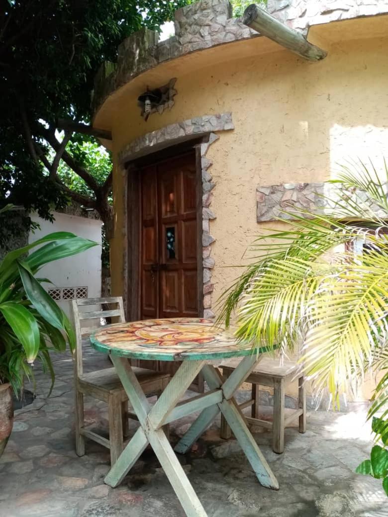 Kokrobite Gardens Restaurant And Guest House Екстериор снимка