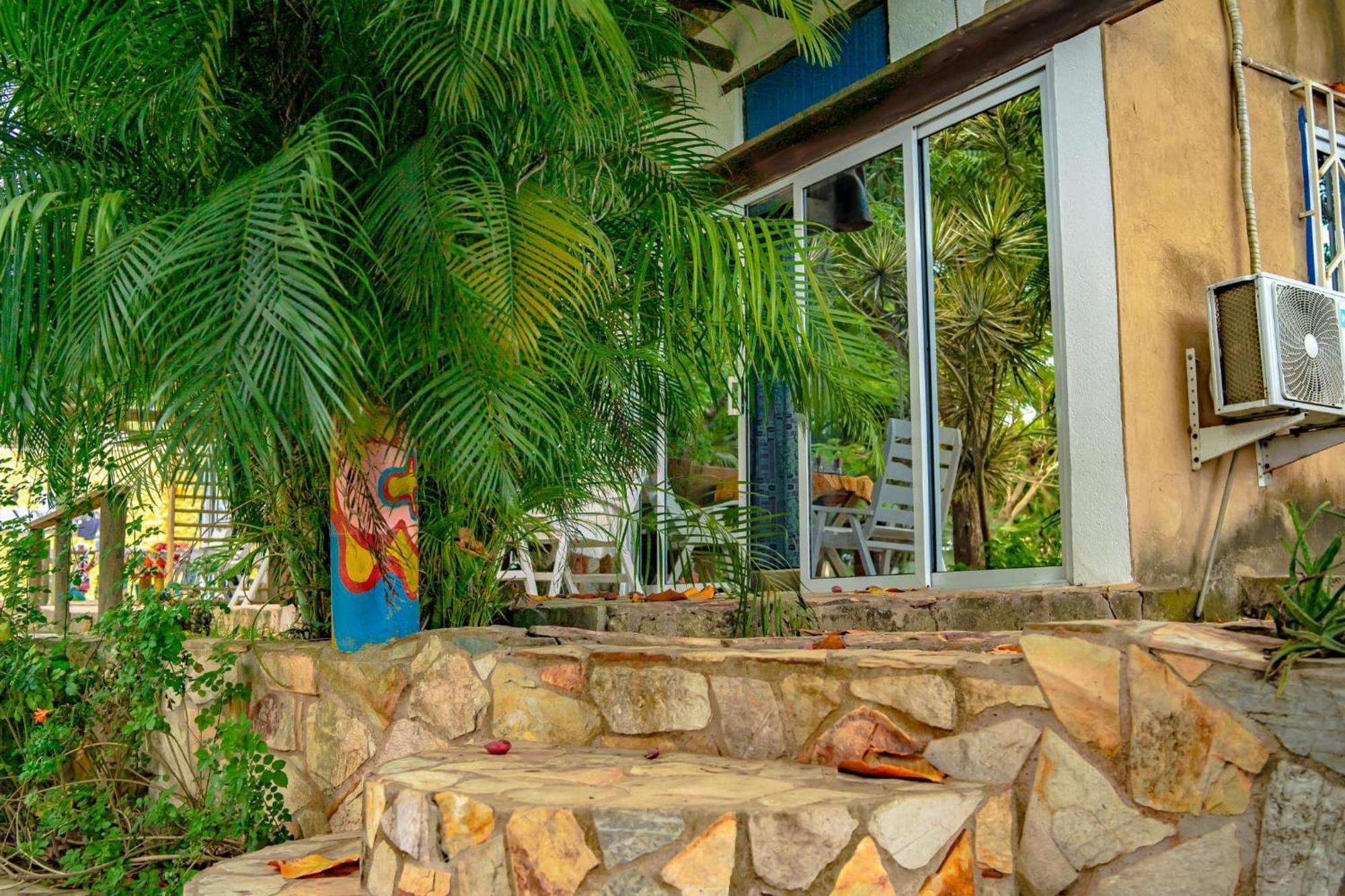 Kokrobite Gardens Restaurant And Guest House Екстериор снимка